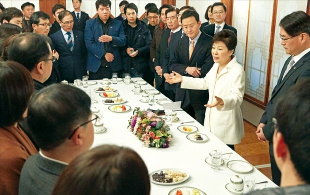 박근혜 대통령이 1일 청와대 상춘재에서 연 출입기자단과의 신년인사회를 겸한 티타임에서 기자들의 질문에 답하고 있다. 박 대통령이 지난달 9일 국회의 탄핵소추안 가결로 직무가 정지된 뒤 외부인과 만난 것은 23일 만이다. 청와대 제공