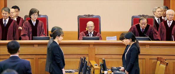 박한철 헌법재판소장(가운데)을 비롯한 재판관 9명이 3일 서울 재동 헌재 대심판정에서 열린 박근혜 대통령 탄핵심판 첫 공개변론 시작에 앞서 자리에 앉고 있다. 강은구 기자 egkang@hankyung.com