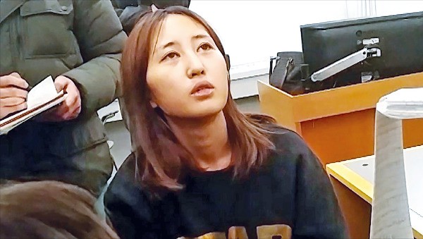 < 질문에 답하는 정유라 > 덴마크에서 체포된 정유라 씨가 2일(현지시간) 현지 법원 재판을 앞두고 기자들과 인터뷰하고 있다. 길바닥 저널리스트 유튜브 캡처