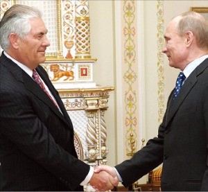 2013년 렉스 틸러슨 엑슨모빌 CEO에게 우정훈장을 수여하는 블라디미르 푸틴 러시아 대통령(오른쪽).   타스통신
 