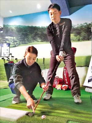 최진석 기자가 서울 삼성동 골프존파크에서 김민서 프로에게 우드 사용법을 배우고 있다. 우드는 솔 부분이 잔디를 스친다는 느낌으로 쳐야 잘 맞는다.