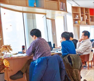 서울 마포구청 12층 하늘도서관에서 책을 읽고 있는 시민들. 