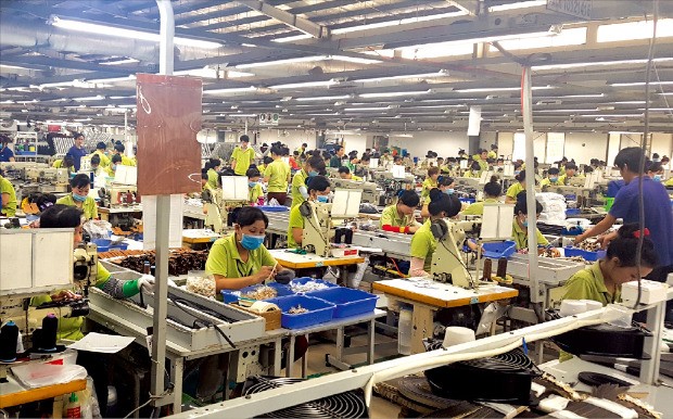 호찌민에서 차로 40여 분 거리에 있는 시몬느 베트남 롱안 공장에서 근로자들이 지갑과 가방을 만들고 있다. 이 공장에서만 근로자 5900여명이 매달 지갑 35만개, 가방 30만개를 생산해 세계로 수출하고 있다. 고윤상 기자 
