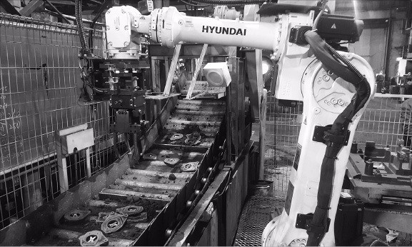 대구 노원동에 있는 대철 제2공장에서 로봇이 사람을 대신해 주철로 된 브레이크 부품을 분리하고 있다. 대구=오경묵 기자