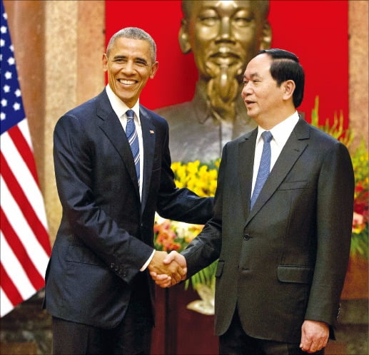 미국과 베트남은 전쟁을 한 사이였으나 지난해 미국이 베트남에 대한 무기수출 금지 조치를 해제하면서 두 나라가 가까워지고 있다. 국제관계에서 영원한 적은 없다. 
