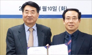 김우진 서울투자운용 대표(왼쪽)와 박영신 한경부동산연구소장이 10일 업무협약을 체결했다. 