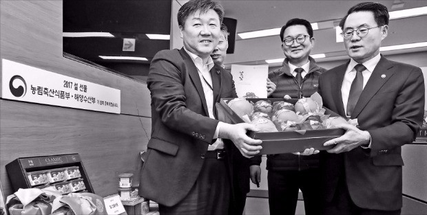 < “설 명절엔 우리 농축산물” > 김재수 농림축산식품부 장관(오른쪽)이 10일 정부세종청사에서 청탁금지법(김영란법)에 맞춘 설 명절용 농축산물 선물세트를 소개하고 있다. 연합뉴스