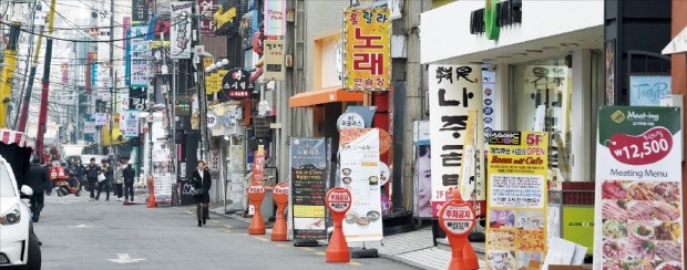 11일 서울 마포구 홍대 인근 상가 밀집지역이 찾는 사람이 적어 썰렁한 모습이다. 이곳 이면도로에선 최근 들어 빈 점포가 늘고, 권리금도 떨어지고 있다. 강은구 기자 egkang@hankyung.com