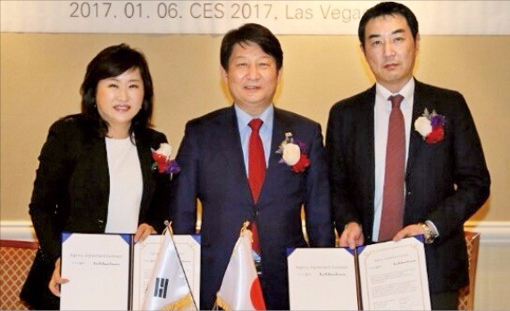 이순복 알에프 대표(왼쪽)와 권영진 대구시장(가운데), 히데유키 오도네라 SODC 본부장이 일본 수출계약서를 들어보이고 있다. 알에프 제공
