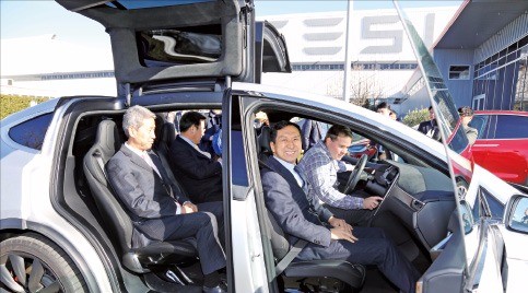 김기현 울산시장(앞줄 오른쪽)이 지난 6일 미국 캘리포니아에 있는 테슬라 본사를 방문해 전기차를 시승하고 있다. 울산시 제공
 