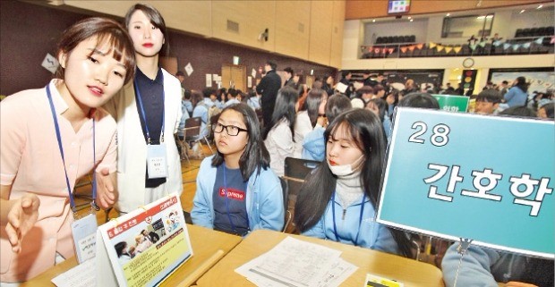 드림클래스에 참가한 중학생들이 대학생 강사들로부터 진로 설명을 듣고 있다. 삼성 제공