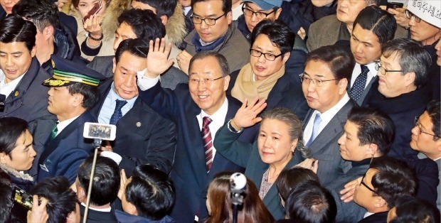 < 서울역 도착 > 12일 귀국한 반기문 전 유엔 사무총장과 부인 유순택 여사가 공항철도를 타고 서울역에 도착한 뒤 지지자들을 향해 손을 흔들고 있다. 신경훈 기자 khshin@hankyung.com