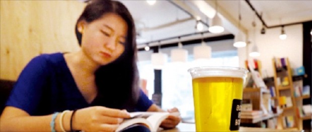 서울 상암동에 있는 서점 ‘북바이북’에선 책을 읽으며 맥주를 마시는 ‘책맥’을 즐길 수 있다. 연합뉴스