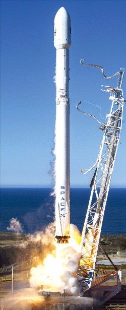 스페이스X 재활용 로켓 팰컨9이 15일 미국 캘리포니아 반덴버그 공군기지에 설치된 발사대에서 힘차게 날아오르고 있다. 스페이스X 제공