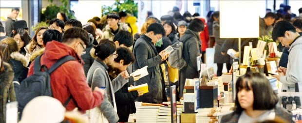 Book적Book적…망한 상가 살려내는 교보문고 효과 | 한국경제