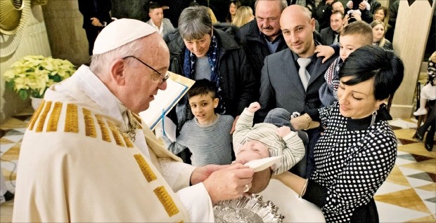 교황 세례받는 이탈리아 강진 피해가족 아기