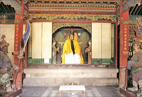 서울 종로구 숭인동에 있는 보물 142호 동묘(東廟)안에 있는 관우의 목조상. 