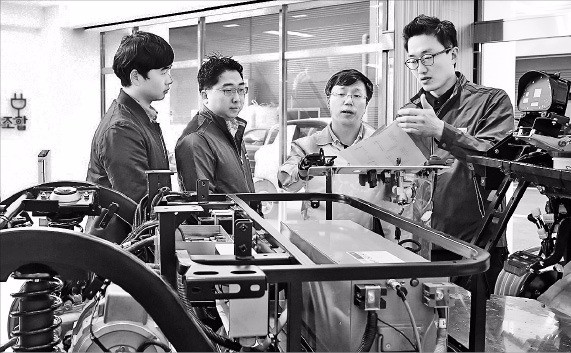 김정완 형제파트너 대표(맨오른쪽)와 한국생산기술연구원 연구원들이 협동조합 판매장에서 제품 개발 회의를 하고 있다. 형제파트너 제공