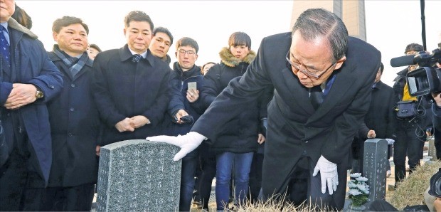 < 5·18묘지 참배 > 반기문 전 유엔 사무총장이 18일 광주 북구 운정동 국립 5·18 민주묘지를 찾아 참배한 뒤 묘역을 둘러보고 있다. 연합뉴스