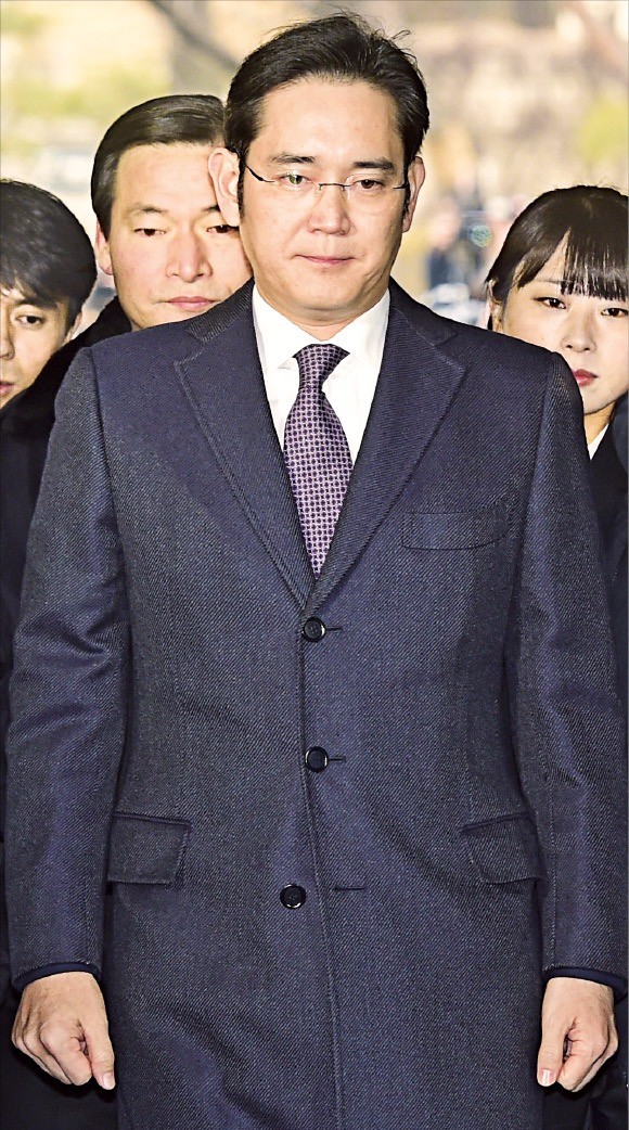 이재용 삼성전자 부회장이 18일 영장실질심사를 받기 위해 서울중앙지방법원에 들어서고 있다. 허문찬 기자 sweat@hankyung.com 