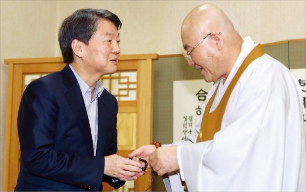 < 원불교 찾은 안철수 > 안철수 전 국민의당 대표가 19일 전북 익산시 원불교 총부를 방문해 장응철 종법사로부터 묵주를 선물받고 있다. 연합뉴스