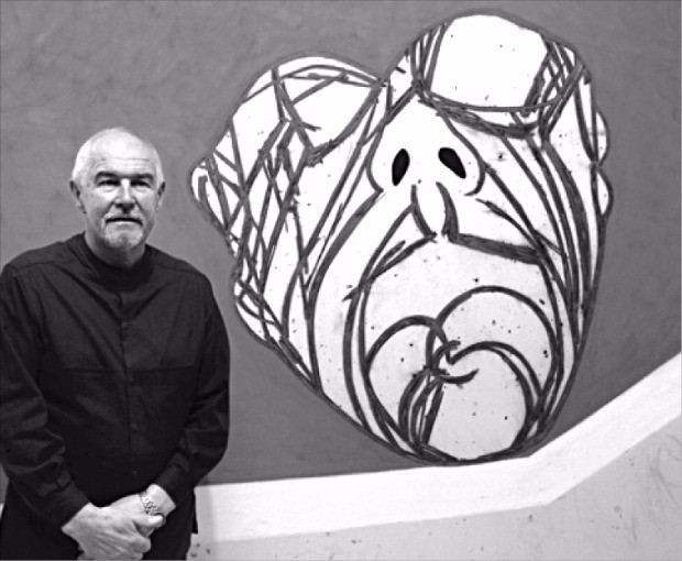 지난 20일부터 리안갤러리 대구점에서 개인전을 시작한 영국 구상화가 토니 베반. 