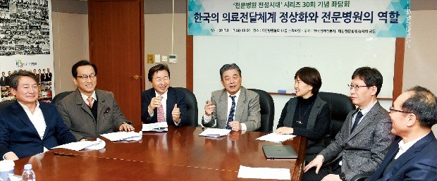 한국경제신문사와 대한전문병원협의회가 주최한 ‘의료전달체계 정상화와 전문병원의 역할’ 좌담회에서 참석자들이 토론하고 있다. 왼쪽부터 대한전문병원협의회의 서동원 대외협력위원장, 도은식 홍보위원장, 신준식 고문, 정규형 회장, 김용란 재무위원장, 김현배 기획위원, 박영태 한국경제신문 바이오헬스부장. 강은구 기자 egkang@hankyung.com    