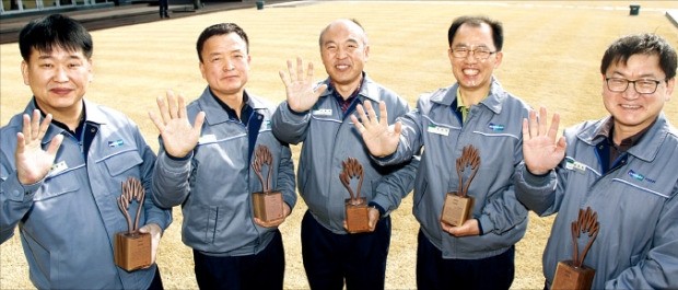 두산중공업이 지난 18일 마이스터로 선정한 왕성만 기술차장(왼쪽부터), 정준억 기술차장, 김종덕 기술수석차장, 김남석 기술차장, 배창환 기술차장이 임명패를 들고 환하게 웃고 있다.