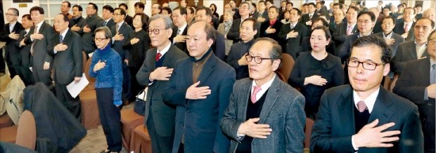 보수 원로 130여명이 참여한 새 보수단체 한국자유회의 출범식이 23일 서울 태평로 프레스센터에서 열렸다. 출범식에 참석한 보수 원로들이 국기에 대한 경례를 하고 있다. 연합뉴스