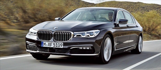 [오토 포커스] 운전의 즐거움 주는 BMW 7 시리즈의 특별한 기능…선루프 표면에 LED 불빛, 밤하늘 별빛 분위기