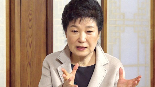 박근혜 대통령이 25일 청와대 상춘재에서 한 ‘정규재tv’와의 인터뷰에서 최순실 국정농단 사태 등에 대한 입장을 밝히고 있다. 정규재tv 제공