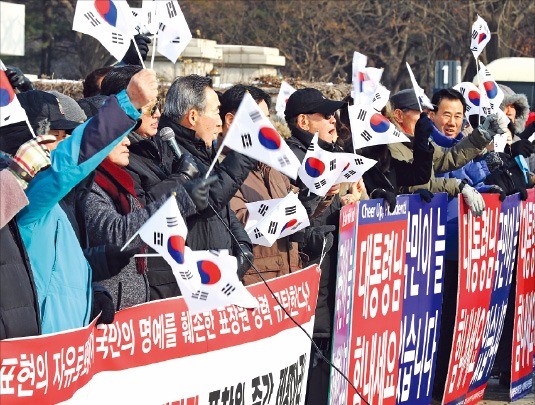 월드피스자유연합 등 보수단체 회원들이 26일 오전 서울 여의도 국회의사당 앞에서 표창원 더불어민주당 의원을 규탄하는 기자회견을 열고 있다. 연합뉴스