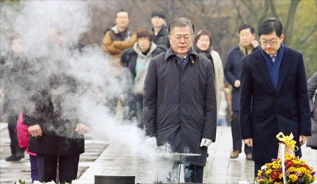 < 봉하마을 방문한 문재인 > 문재인 전 더불어민주당 대표(가운데)가 지난 29일 경남 김해 봉하마을을 방문해 노무현 전 대통령 묘소에 참배하고 있다. 연합뉴스 