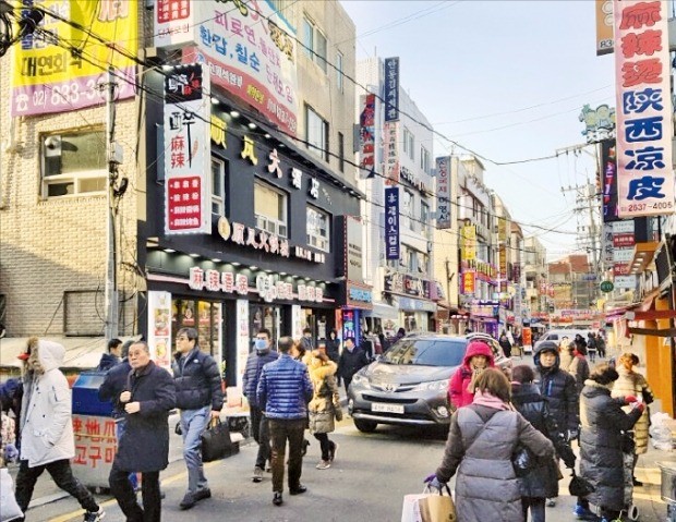 30일 오전 서울 대림동 차이나타운 메인 도로가 이른 시간임에도 인파로 북적이고 있다. 이곳 점포의 매매가격과 권리금, 월세 등은 매년 신기록을 경신하고 있다. 김형규 기자 khk@hankyung.com