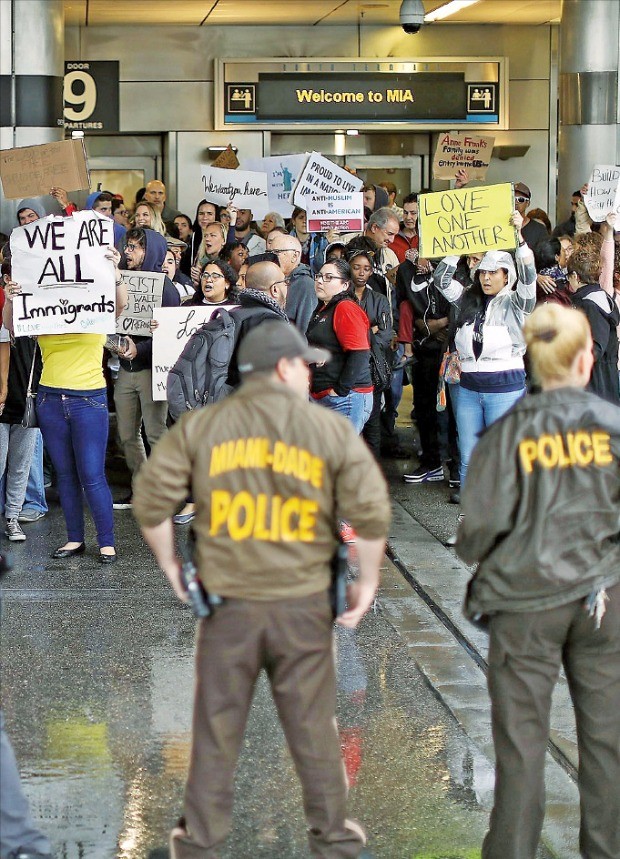 도널드 트럼프 미국 대통령의 반(反)이민 행정명령에 반대하는 시민들이 29일(현지시간) 플로리다주 마이애미국제공항에서 피켓을 들고 항의시위를 벌이고 있다. 보스턴AP연합뉴스 