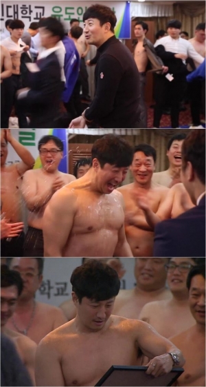 이훈, 화끈하게 상의 탈의하고 기념 사진 찍은 사연은?