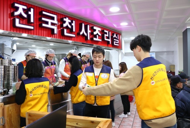 부경대생 “캠퍼스 주변 식당 100곳 돌며 쌀 모아 기부했죠.”