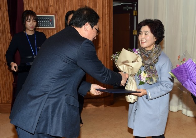 김석준 부산교육감 늦깎이 188명에 초등학력인정서 수여