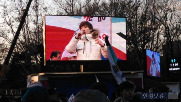 11일 12차 태극기 애국 집회에 참석한 대학생이 발언하고 있다. (사진 = 고은빛 기자)