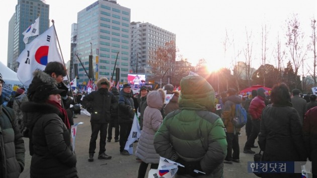 11일 서울 덕수궁 대한문에서 열린 12차 태극기 애국 집회에서 참가자들의 모습. (사진 = 고은빛 기자)