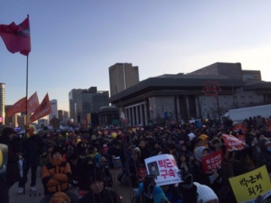 11일 서울 광화문광장에서 열린 15차 촛불집회에서 참가자들이 박근혜 대통령 탄핵 등을 촉구하고 있다. 사진=채선희 한경닷컴 기자.