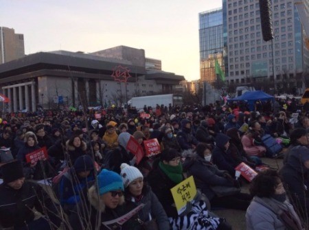 11일 서울 광화문광장에서 열린 15차 촛불집회에서 참가자들이 박근혜 대통령 탄핵 등을 촉구하고 있다. 사진=채선희 한경닷컴 기자.