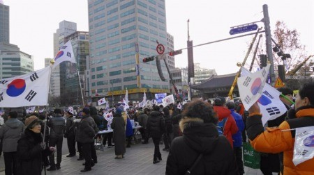 11일 오후 서울 중구 대한문 앞에서 '제12차 탄핵무효 태극기 애국집회' 참가자들이 탄핵 기각을 촉구하며 행진하고 있다. (사진 = 고은빛 기자)