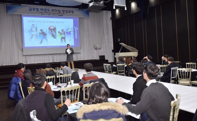 유정우 한국경제신문 기자가 13일 서울 중림동 한국경제신문 본사에서 진행된 글로벌 태권도 지도자 양성과정 교육에서 글로벌 스포츠산업에 대한 이해를 주제로 강의를 펼치고 있다. /사진=조준원 한경텐아시아 기자 wizard333@tenasia.co.kr