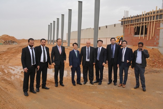 최진용 대한전선 사장(왼쪽에서 네번째)과 파트너사인 모하메드 알 오자미 그룹의 리야드 지역총괄 사장인 Mahmoud Ghalib(왼쪽에서 다섯번째) 및 양사 담당자들이 공장 부지를 둘러보고 있다.