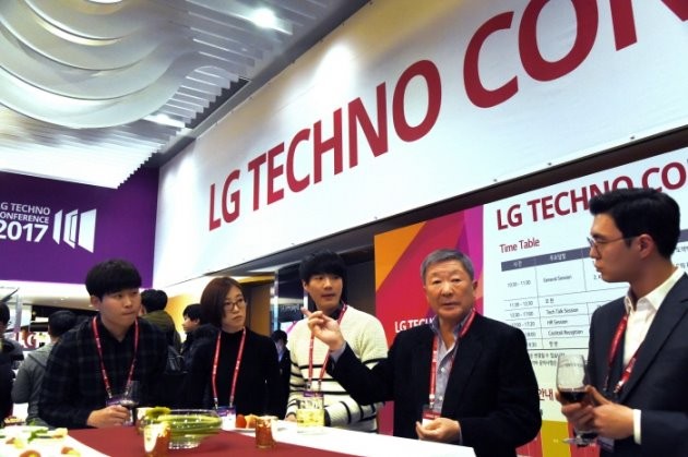 구본무 LG 회장이 15일 서울 코엑스 인터컨티넨탈 호텔에서 열린 LG 테크노 콘퍼런스에서 석·박사 R&D 인재들과 대화를 나누고 있다/제공 LG그룹
