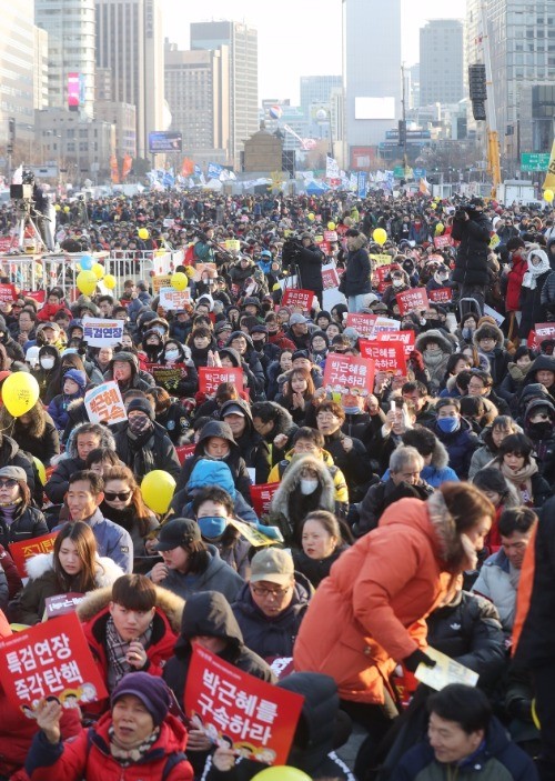 "촛불 이완 없다"…광화문으로 나온 야 대선주자들, 탄핵 힘싣기