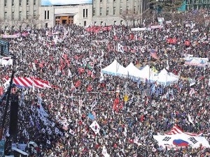 촛불 "특검 연장" vs 태극기 "고영태 구속"