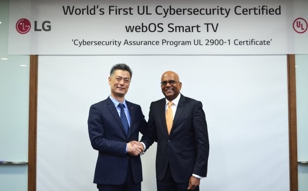 LG전자가 UL로부터 스마트 TV 플랫폼인 웹OS 3.5에 대한 사이버 보안 인증규격 CAP를 획득했다. 황정환 LG전자 전무(왼쪽)와 사지브 제수다스 UL 컨슈머 사업부문 사장.
