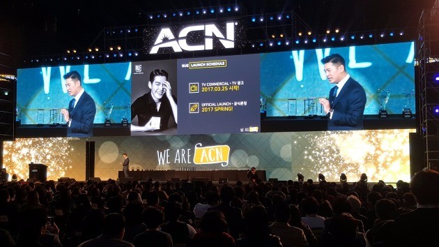 대니 배 ACN 아시아영업 총괄부사장이 지난 18일 개최된 '2017 ACN Convention' 행사에서 글로본의 RUE KWAVE 화장품에 대해 설명하고 있다.